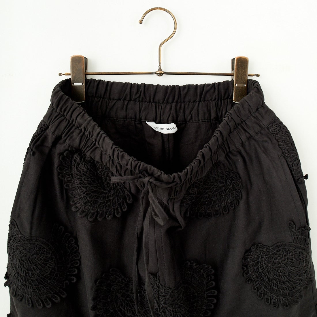 ESTROISLOSE [エストゥロワルーズ] モチーフ刺繍コットンサテンギャザーパンツ [EB24403] 99 BLACK