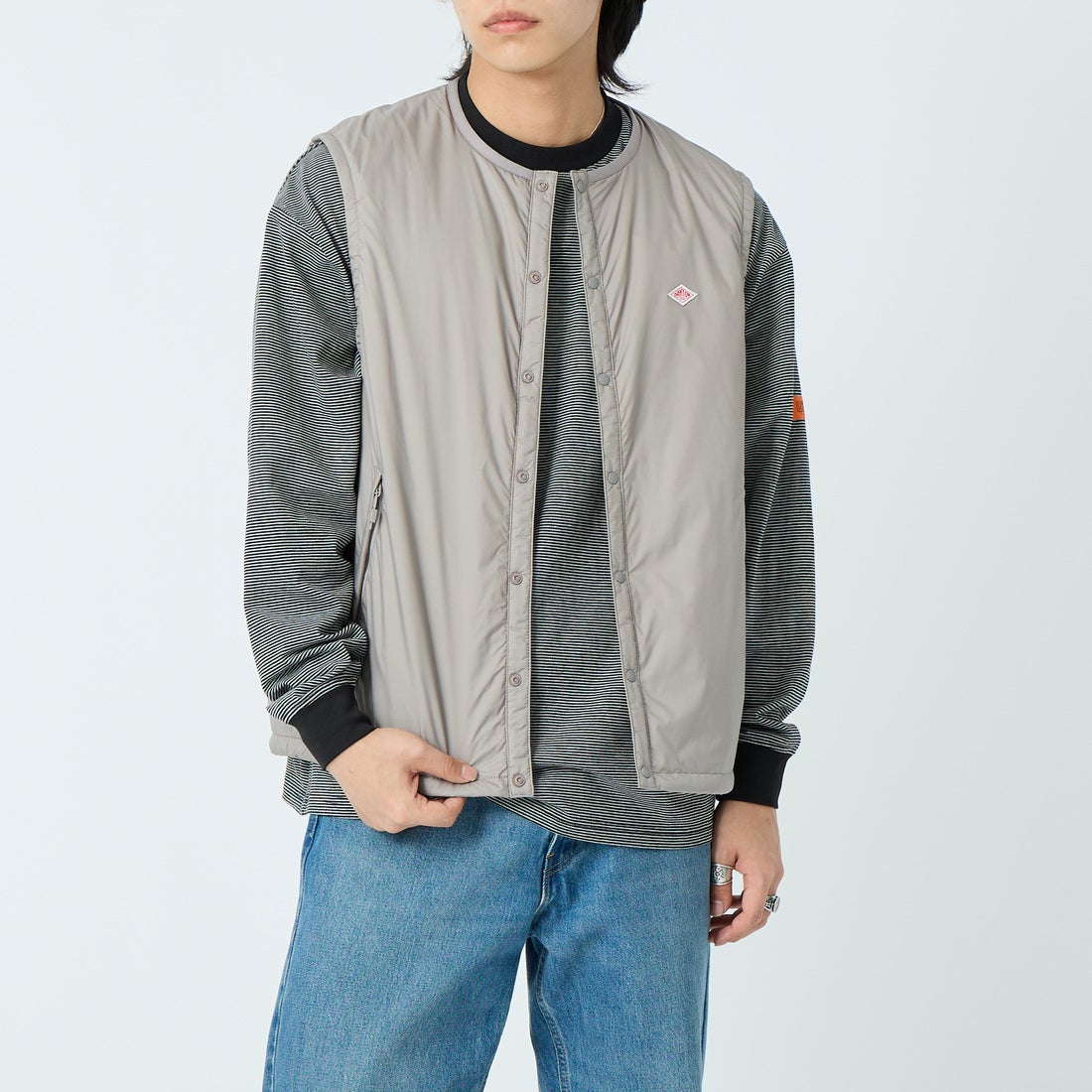 DANTON [ダントン] インサレーションノーカラーベスト [DT-A0635SNT] TAUPE &&モデル身長：179cm 着用サイズ：L&&