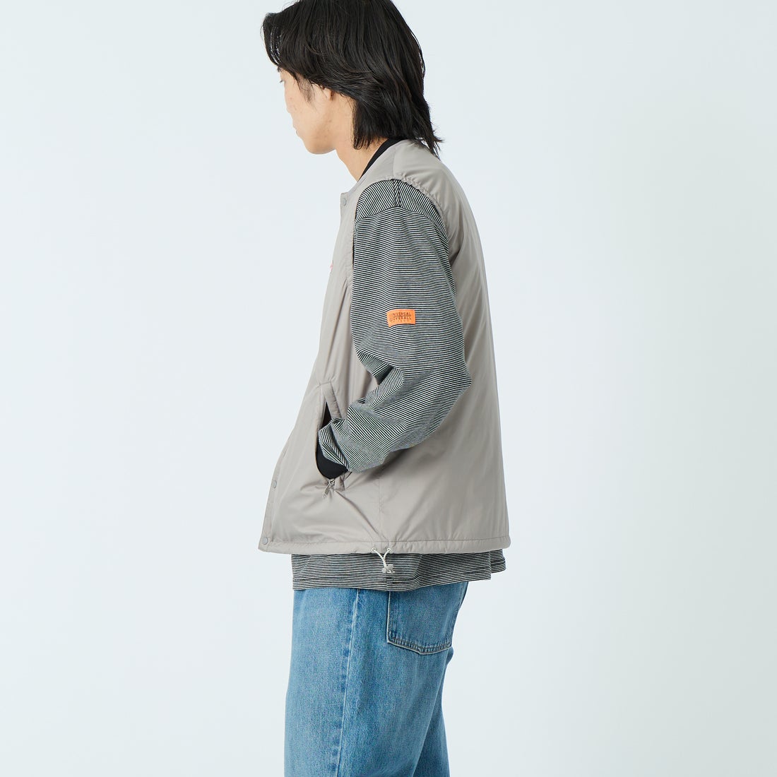 DANTON [ダントン] インサレーションノーカラーベスト [DT-A0635SNT] TAUPE &&モデル身長：179cm 着用サイズ：L&&