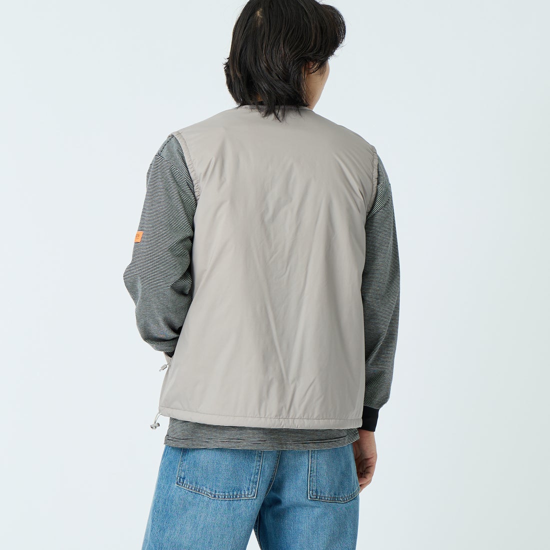 DANTON [ダントン] インサレーションノーカラーベスト [DT-A0635SNT] TAUPE &&モデル身長：179cm 着用サイズ：L&&