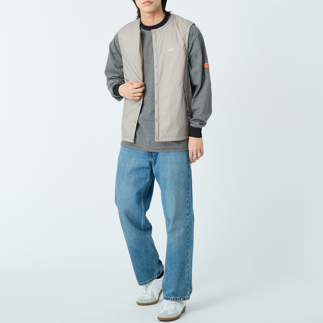 DANTON [ダントン] インサレーションノーカラーベスト [DT-A0635SNT] TAUPE &&モデル身長：179cm 着用サイズ：L&&
