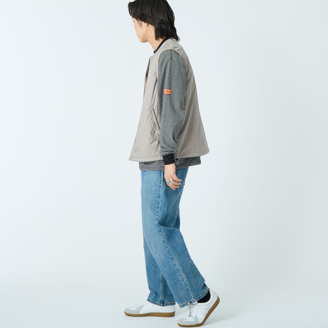 DANTON [ダントン] インサレーションノーカラーベスト [DT-A0635SNT] TAUPE &&モデル身長：179cm 着用サイズ：L&&