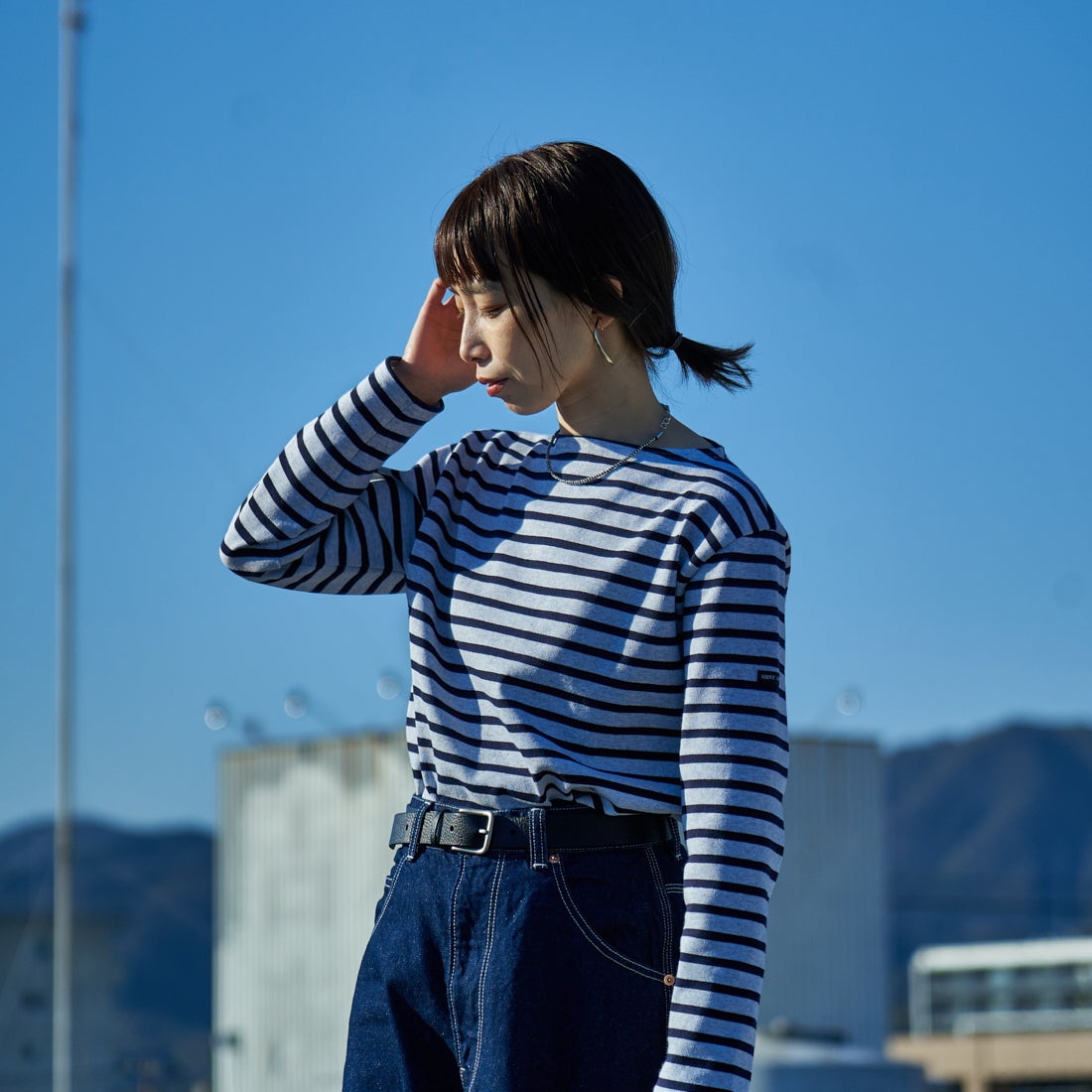 ST.JAMES [セントジェームス] 別注 バスクボーダーロングスリーブTシャツ [OUESSANT-JF] GRI/NAV&&モデル身長：158cm 着用サイズ：3&&