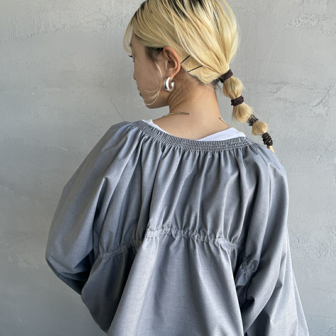 nenom [ネノム] マルチWAY ギャザーボレロブラウス [NE25112003] 07 GRAY &&モデル身長：150cm 着用サイズ：F&&