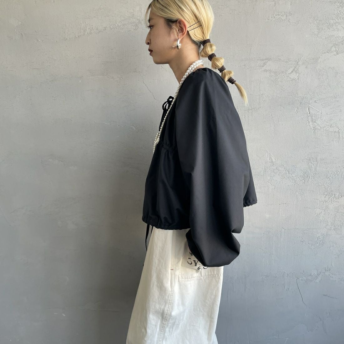 nenom [ネノム] マルチWAY ギャザーボレロブラウス [NE25112003] 09 BLACK &&モデル身長：150cm 着用サイズ：F&&