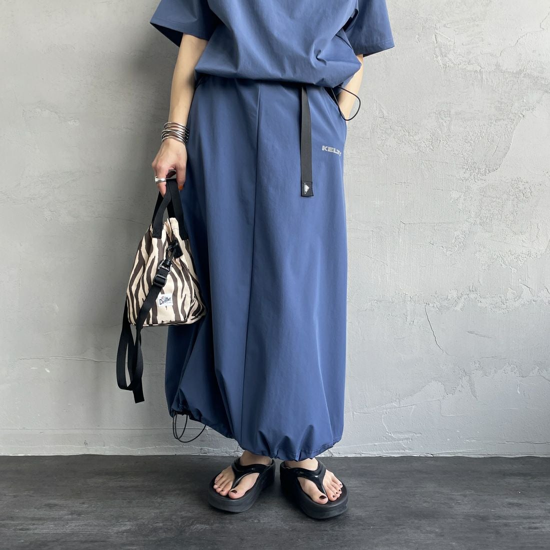 KELTY [ケルティ] 別注 ラッシュコンフォート ナイロンドロストスカート [KE252W30IN03-JF] ﾌﾞﾙｰ &&モデル身長：158cm 着用サイズ：M&&