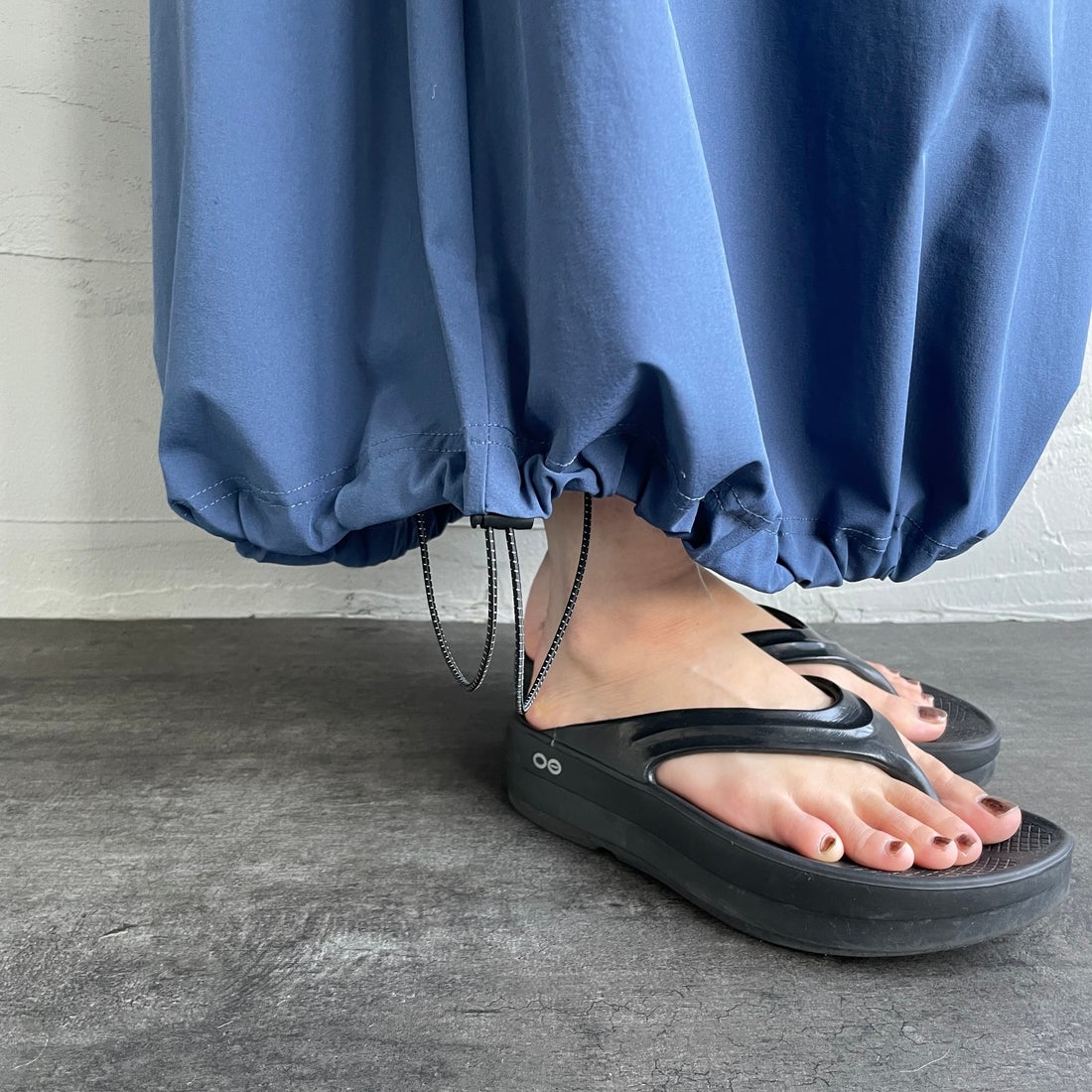 KELTY [ケルティ] 別注 ラッシュコンフォート ナイロンドロストスカート [KE252W30IN03-JF] ﾌﾞﾙｰ &&モデル身長：158cm 着用サイズ：M&&