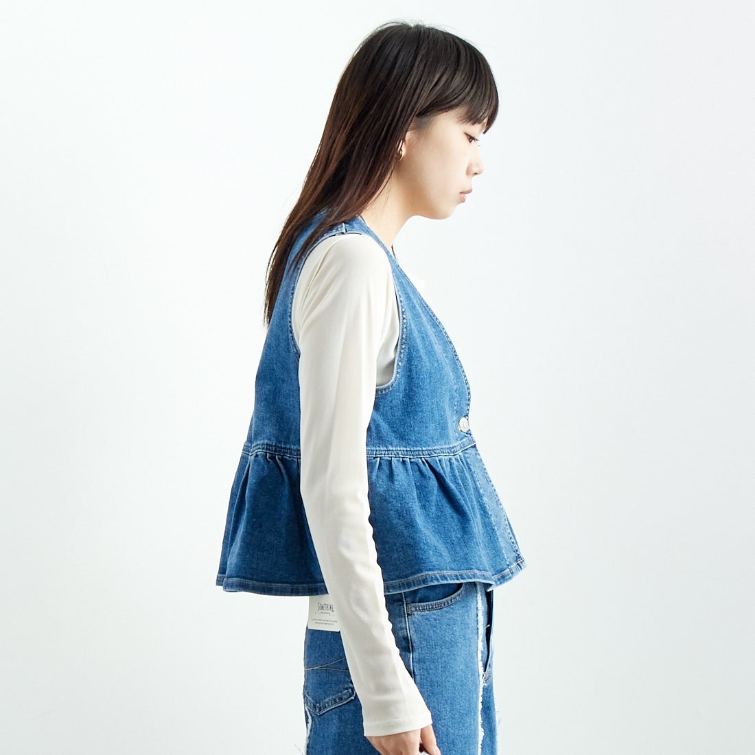 SOMETHING [サムシング] ペプラムデニムビスチェ [ST123] 98 L.BLUE &&モデル身長：167cm 着用サイズ：F&&