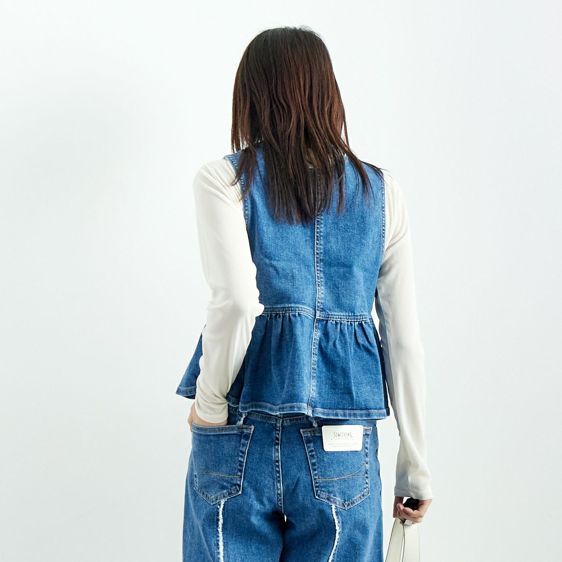 SOMETHING [サムシング] ペプラムデニムビスチェ [ST123] 98 L.BLUE &&モデル身長：167cm 着用サイズ：F&&