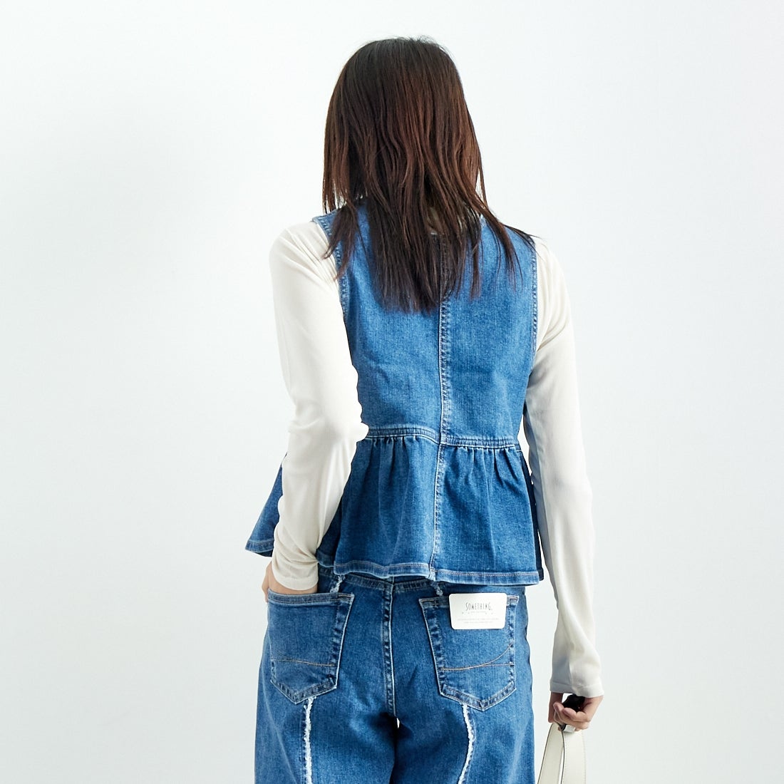 SOMETHING [サムシング] ペプラムデニムビスチェ [ST123] 98 L.BLUE &&モデル身長：167cm 着用サイズ：F&&