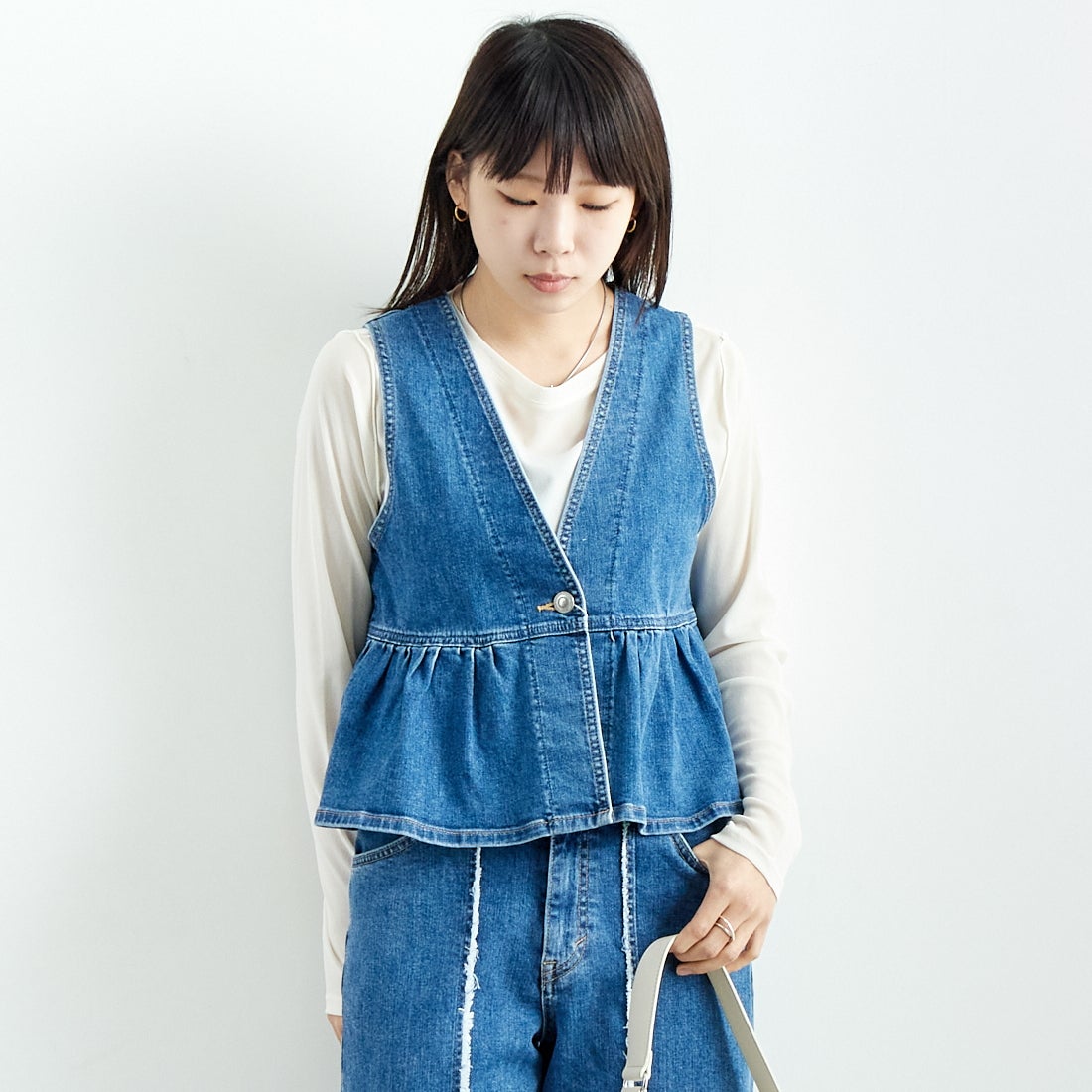 SOMETHING [サムシング] ペプラムデニムビスチェ [ST123] 98 L.BLUE &&モデル身長：167cm 着用サイズ：F&&