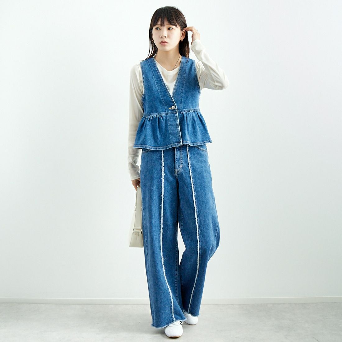 SOMETHING [サムシング] ペプラムデニムビスチェ [ST123] 98 L.BLUE &&モデル身長：167cm 着用サイズ：F&&