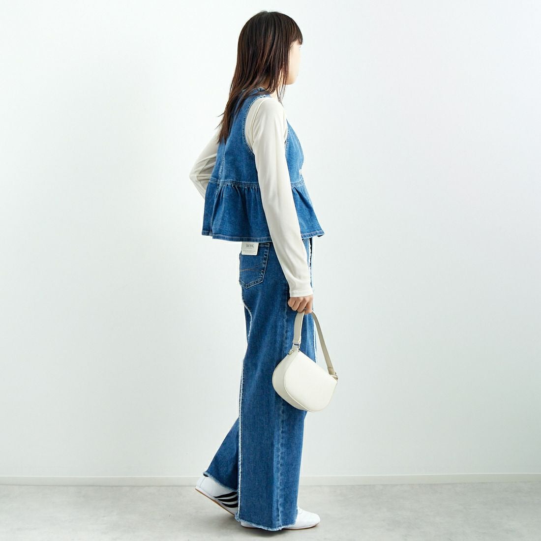 SOMETHING [サムシング] ペプラムデニムビスチェ [ST123] 98 L.BLUE &&モデル身長：167cm 着用サイズ：F&&