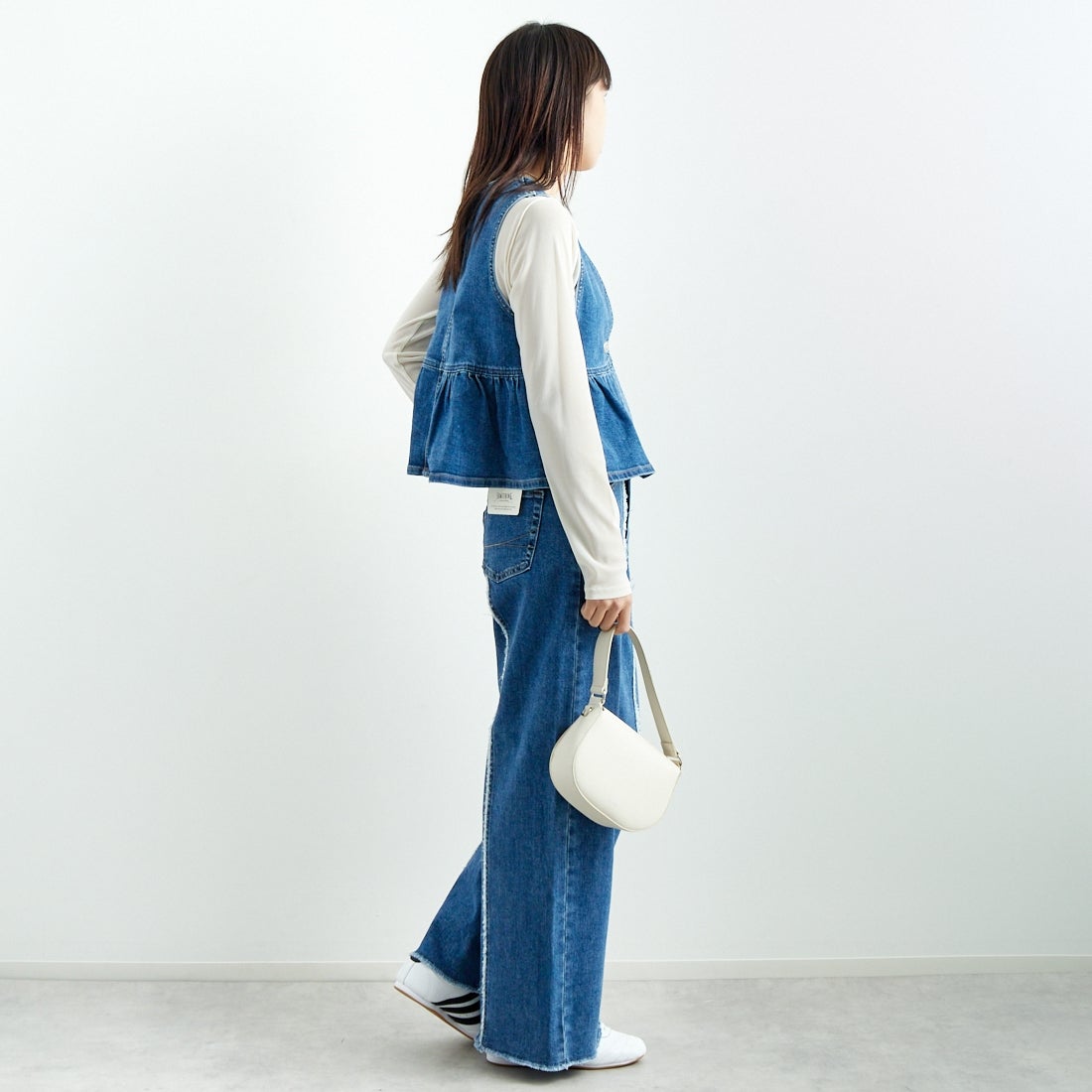 SOMETHING [サムシング] ペプラムデニムビスチェ [ST123] 98 L.BLUE &&モデル身長：167cm 着用サイズ：F&&