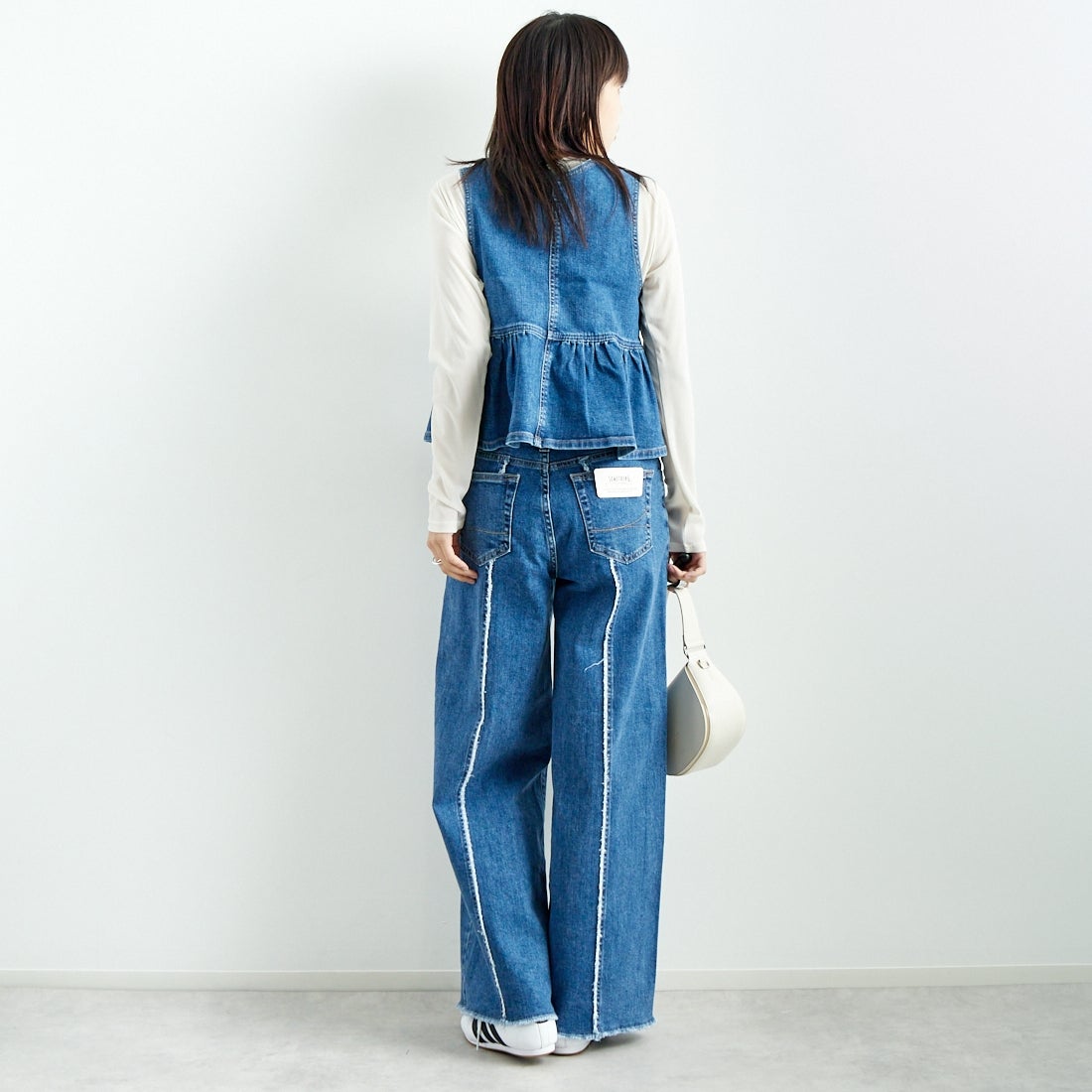 SOMETHING [サムシング] ペプラムデニムビスチェ [ST123] 98 L.BLUE &&モデル身長：167cm 着用サイズ：F&&