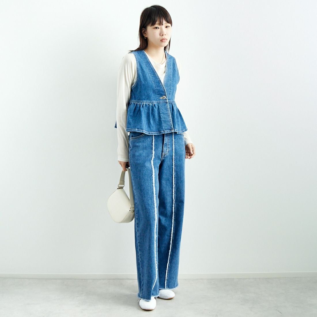 SOMETHING [サムシング] ペプラムデニムビスチェ [ST123] 98 L.BLUE &&モデル身長：167cm 着用サイズ：F&&