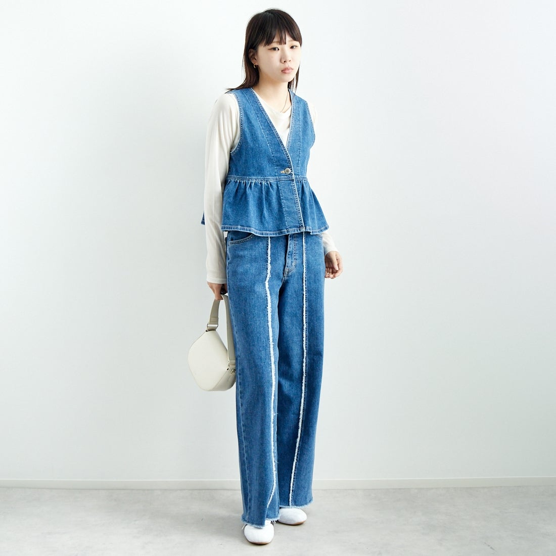 SOMETHING [サムシング] ペプラムデニムビスチェ [ST123] 98 L.BLUE &&モデル身長：167cm 着用サイズ：F&&