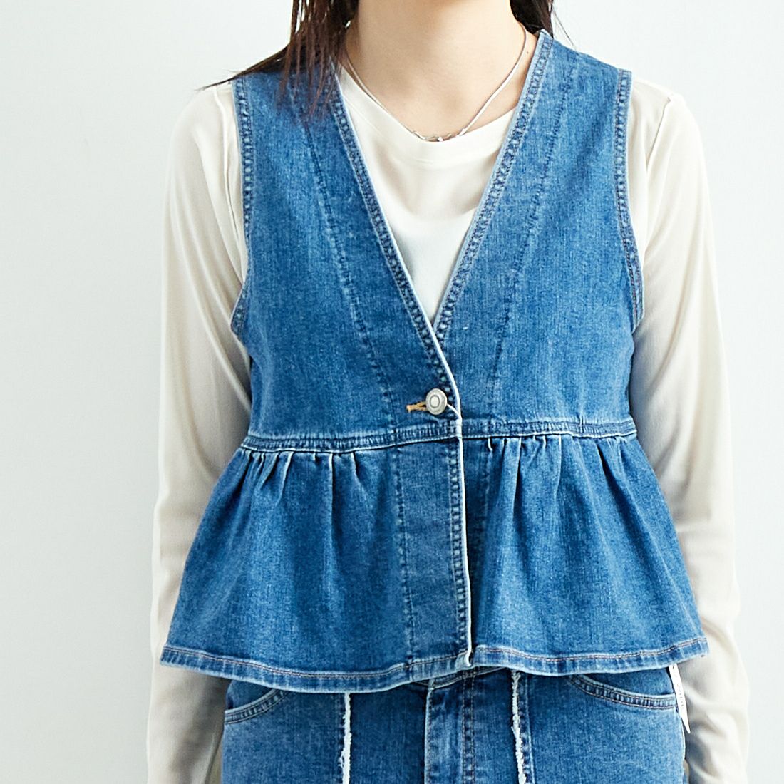 SOMETHING [サムシング] ペプラムデニムビスチェ [ST123] 98 L.BLUE &&モデル身長：167cm 着用サイズ：F&&