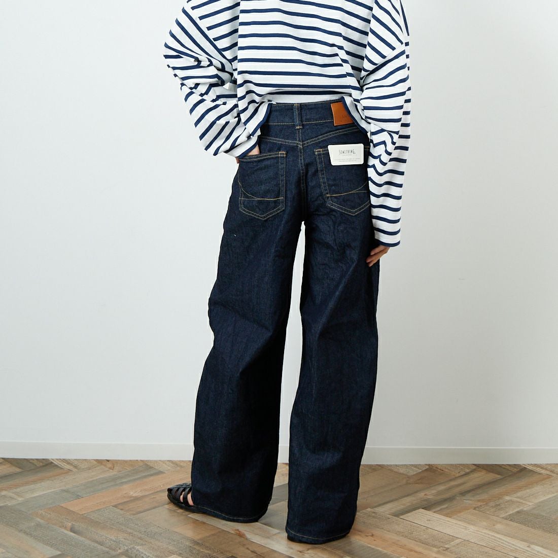 SOMETHING [サムシング] HANAタックカーブデニムパンツ [SEA880] 00 O.W &&モデル身長：160cm 着用サイズ：S&&