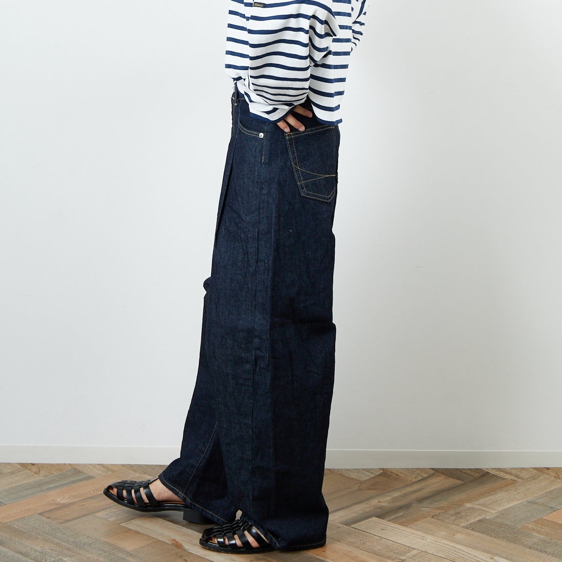 SOMETHING [サムシング] HANAタックカーブデニムパンツ [SEA880] 00 O.W &&モデル身長：160cm 着用サイズ：S&&