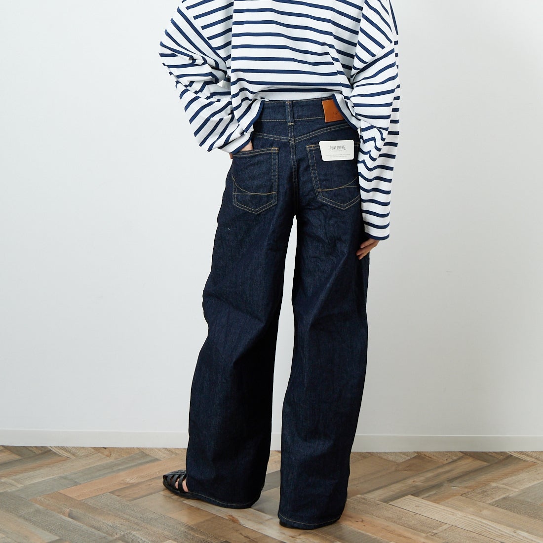 SOMETHING [サムシング] HANAタックカーブデニムパンツ [SEA880] 00 O.W &&モデル身長：160cm 着用サイズ：S&&