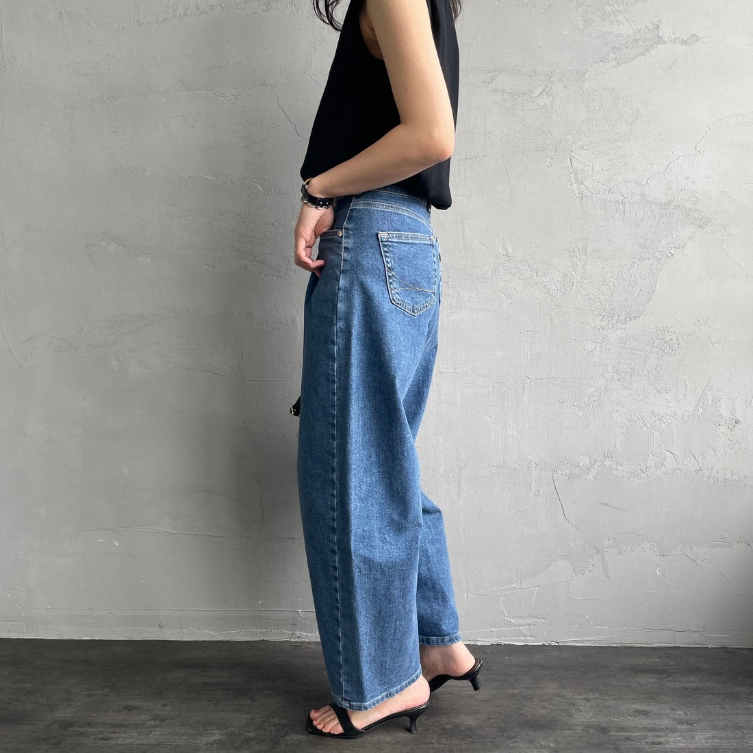 SOMETHING [サムシング] HANAタックカーブデニムパンツ [SEA880] 98 L.BLUE &&モデル身長：160cm 着用サイズ：S&&