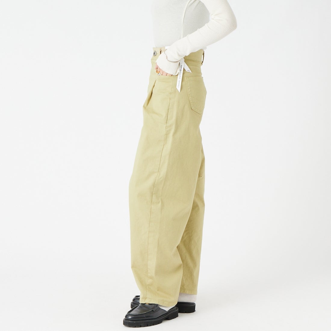 SOMETHING [サムシング] HANAタックカーブデニムパンツ [SEA880] 14 BEIGE &&モデル身長：162cm 着用サイズ：XS&&