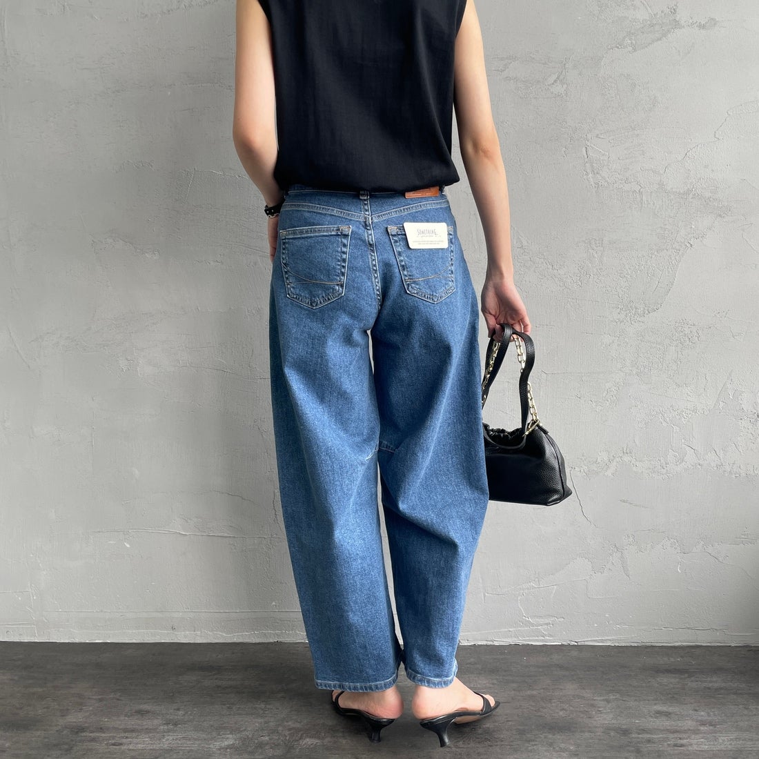 SOMETHING [サムシング] HANAタックカーブデニムパンツ [SEA880] 98 L.BLUE &&モデル身長：160cm 着用サイズ：S&&