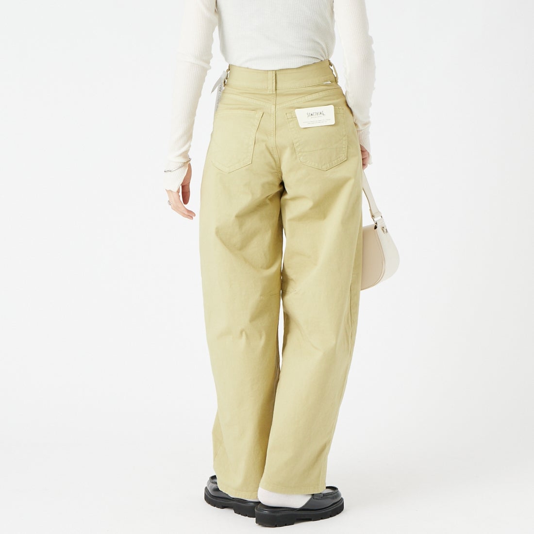 SOMETHING [サムシング] HANAタックカーブデニムパンツ [SEA880] 14 BEIGE &&モデル身長：162cm 着用サイズ：XS&&