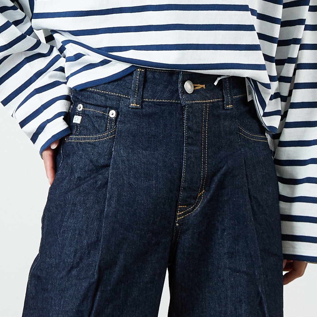 SOMETHING [サムシング] HANAタックカーブデニムパンツ [SEA880] 00 O.W &&モデル身長：160cm 着用サイズ：S&&