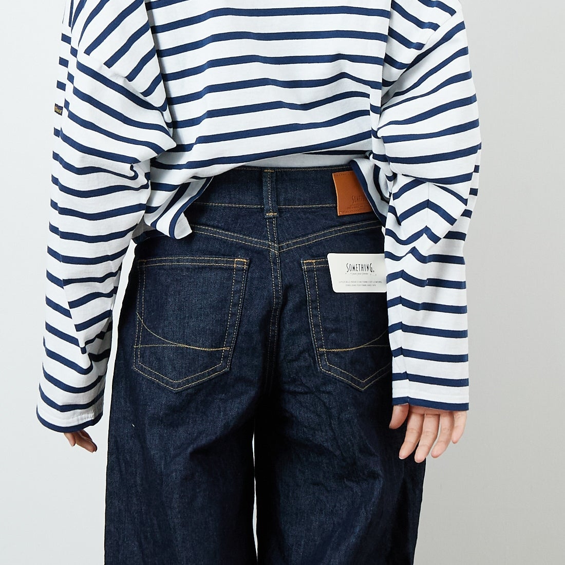 SOMETHING [サムシング] HANAタックカーブデニムパンツ [SEA880] 00 O.W &&モデル身長：160cm 着用サイズ：S&&