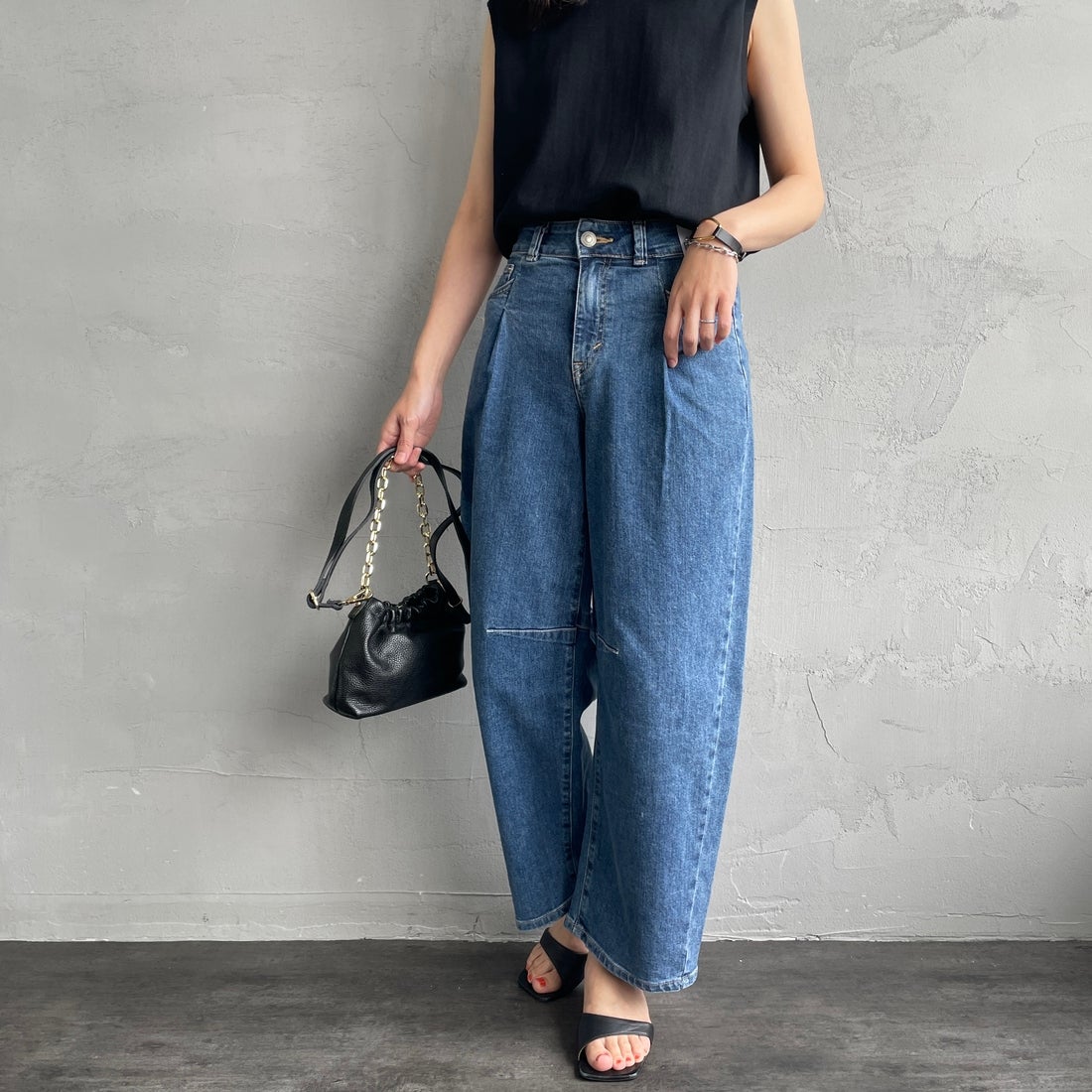 SOMETHING [サムシング] HANAタックカーブデニムパンツ [SEA880] 98 L.BLUE &&モデル身長：160cm 着用サイズ：S&&