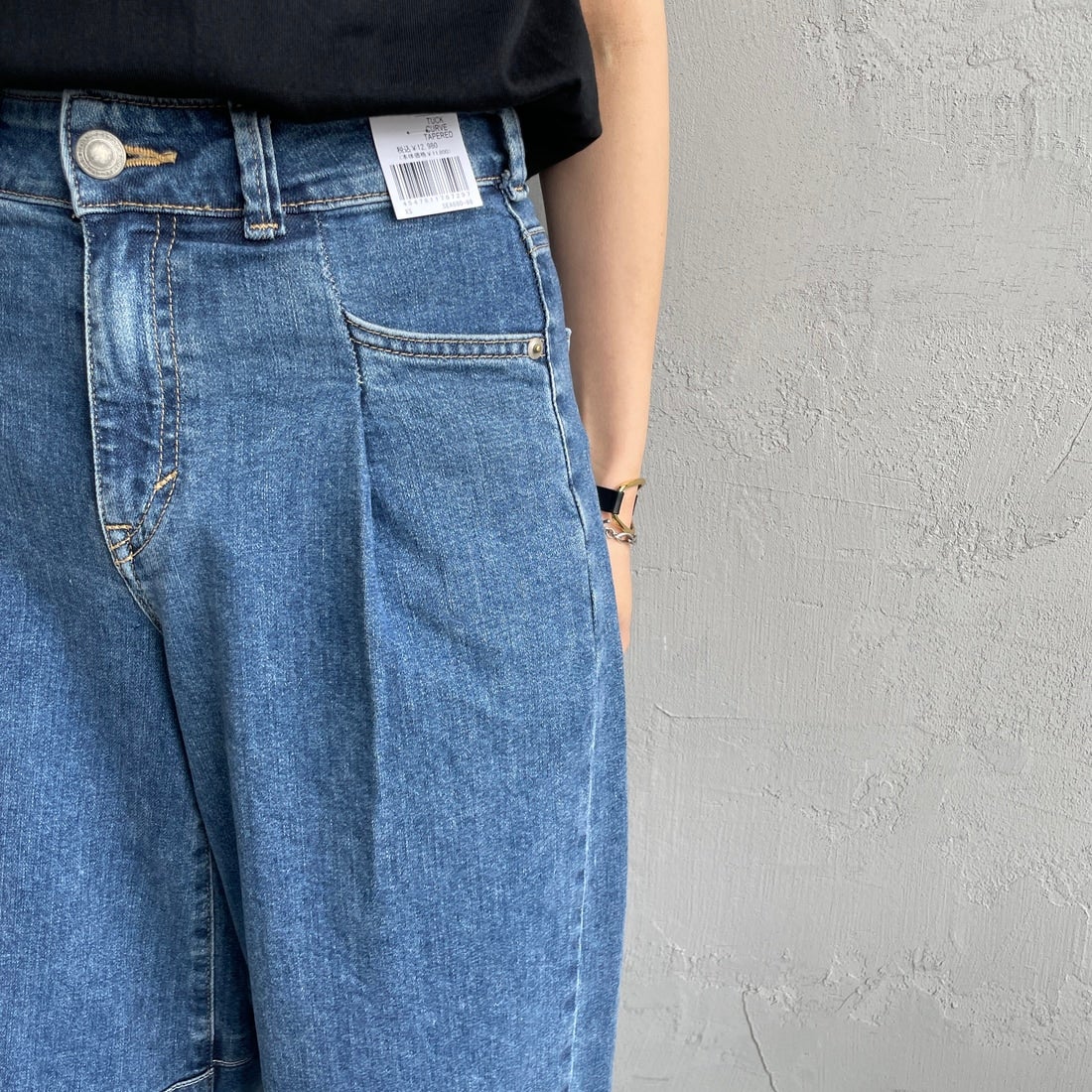 SOMETHING [サムシング] HANAタックカーブデニムパンツ [SEA880] 98 L.BLUE &&モデル身長：160cm 着用サイズ：S&&