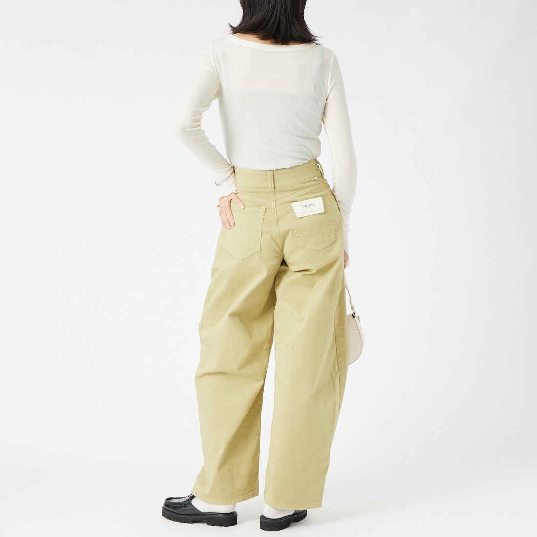 SOMETHING [サムシング] HANAタックカーブデニムパンツ [SEA880] 14 BEIGE &&モデル身長：162cm 着用サイズ：XS&&