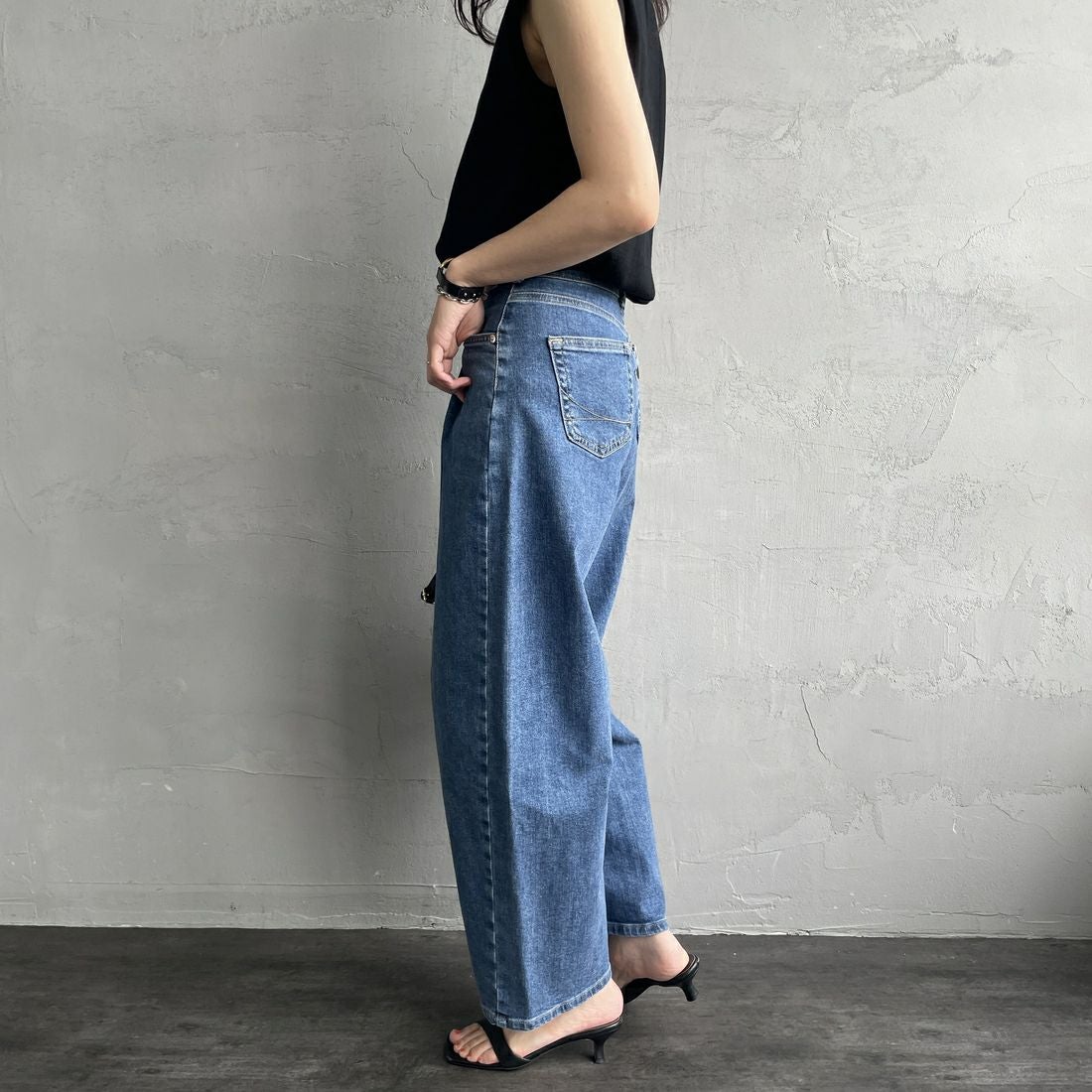 SOMETHING [サムシング] HANAタックカーブデニムパンツ [SEA880] 98 L.BLUE &&モデル身長：160cm 着用サイズ：S&&