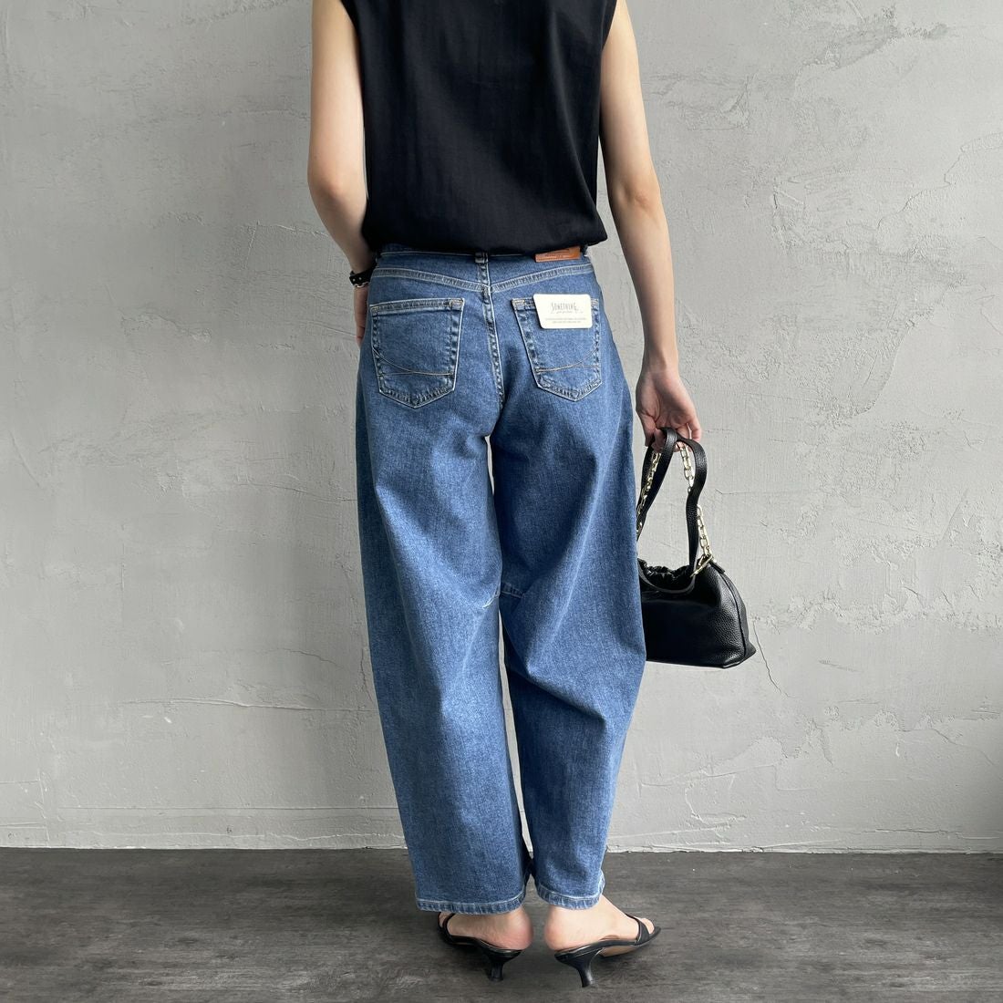 SOMETHING [サムシング] HANAタックカーブデニムパンツ [SEA880] 98 L.BLUE &&モデル身長：160cm 着用サイズ：S&&