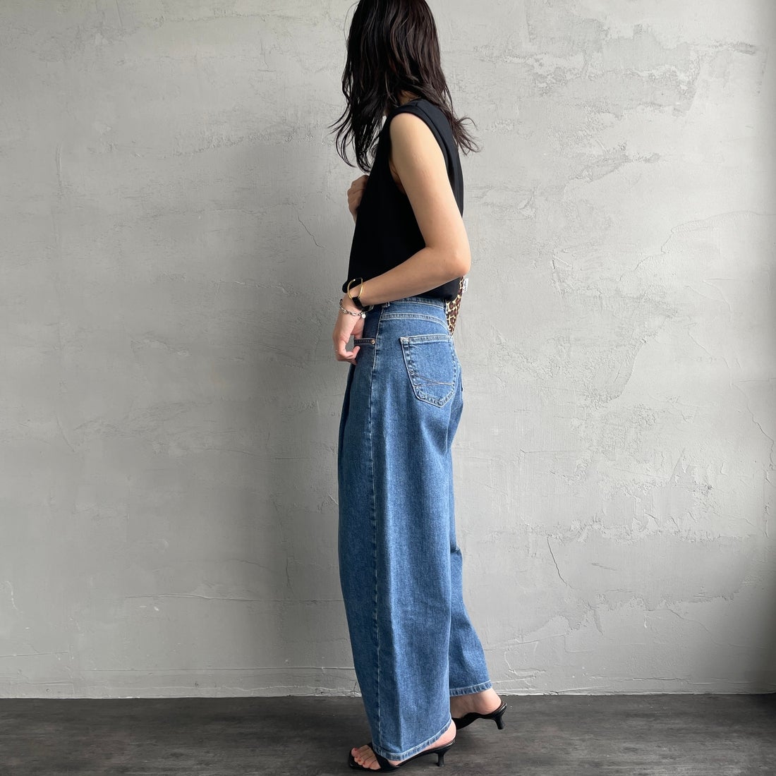 SOMETHING [サムシング] HANAタックカーブデニムパンツ [SEA880