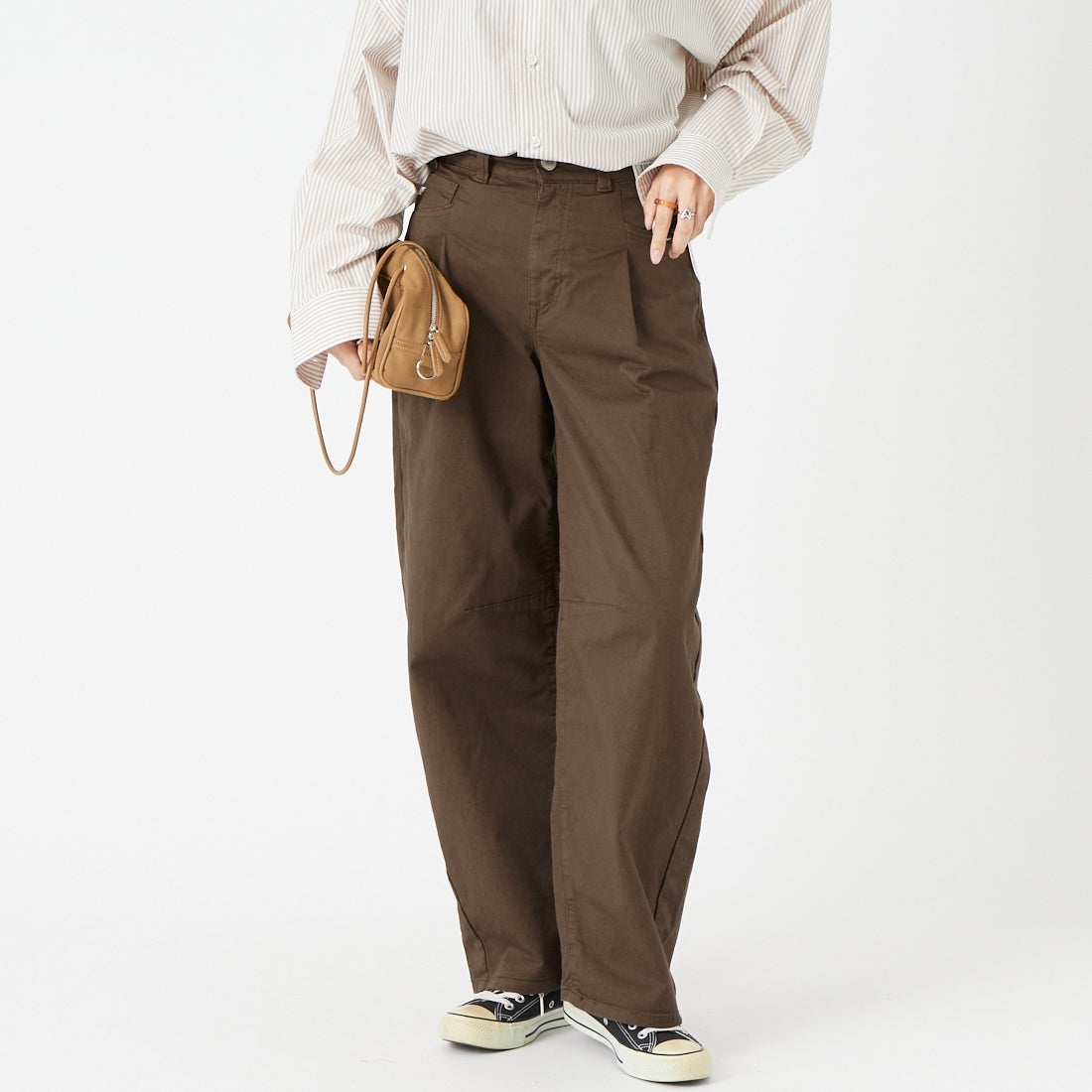 SOMETHING [サムシング] HANAタックカーブデニムパンツ [SEA880] 12 BROWN &&モデル身長：162cm 着用サイズ：XS&&