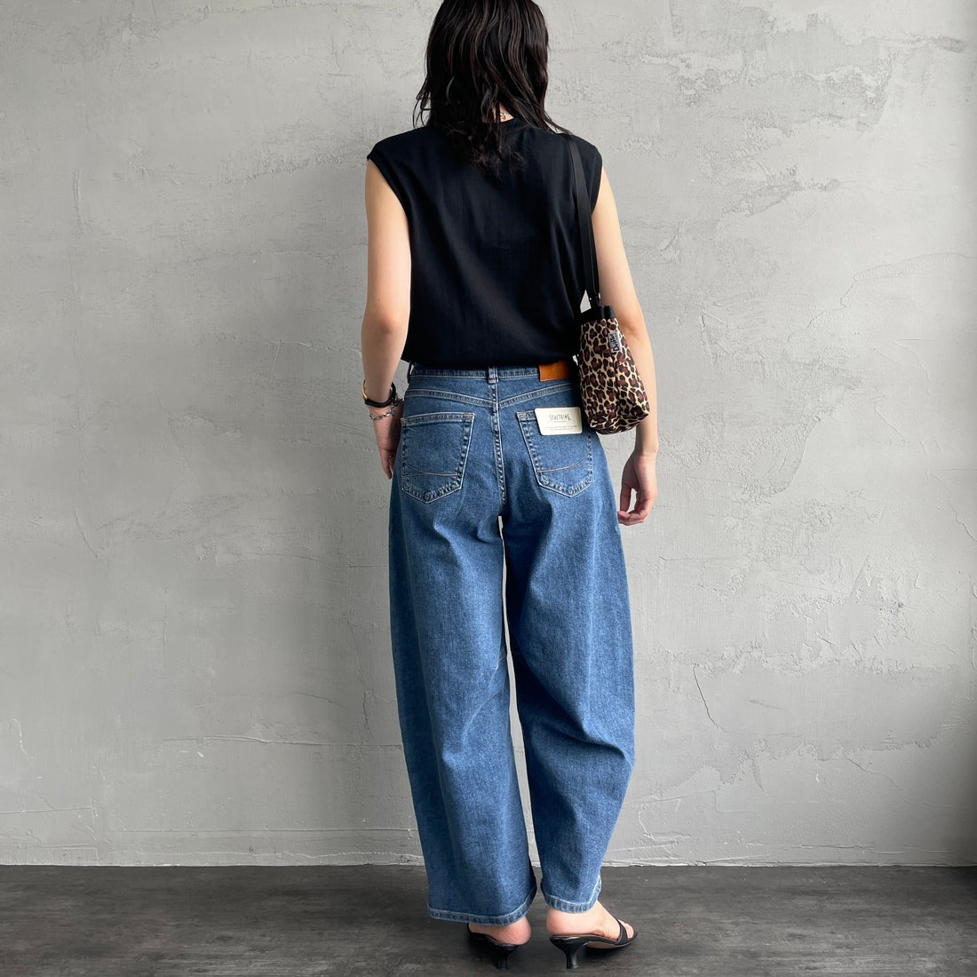 SOMETHING [サムシング] HANAタックカーブデニムパンツ [SEA880] 98 L.BLUE &&モデル身長：160cm 着用サイズ：S&&