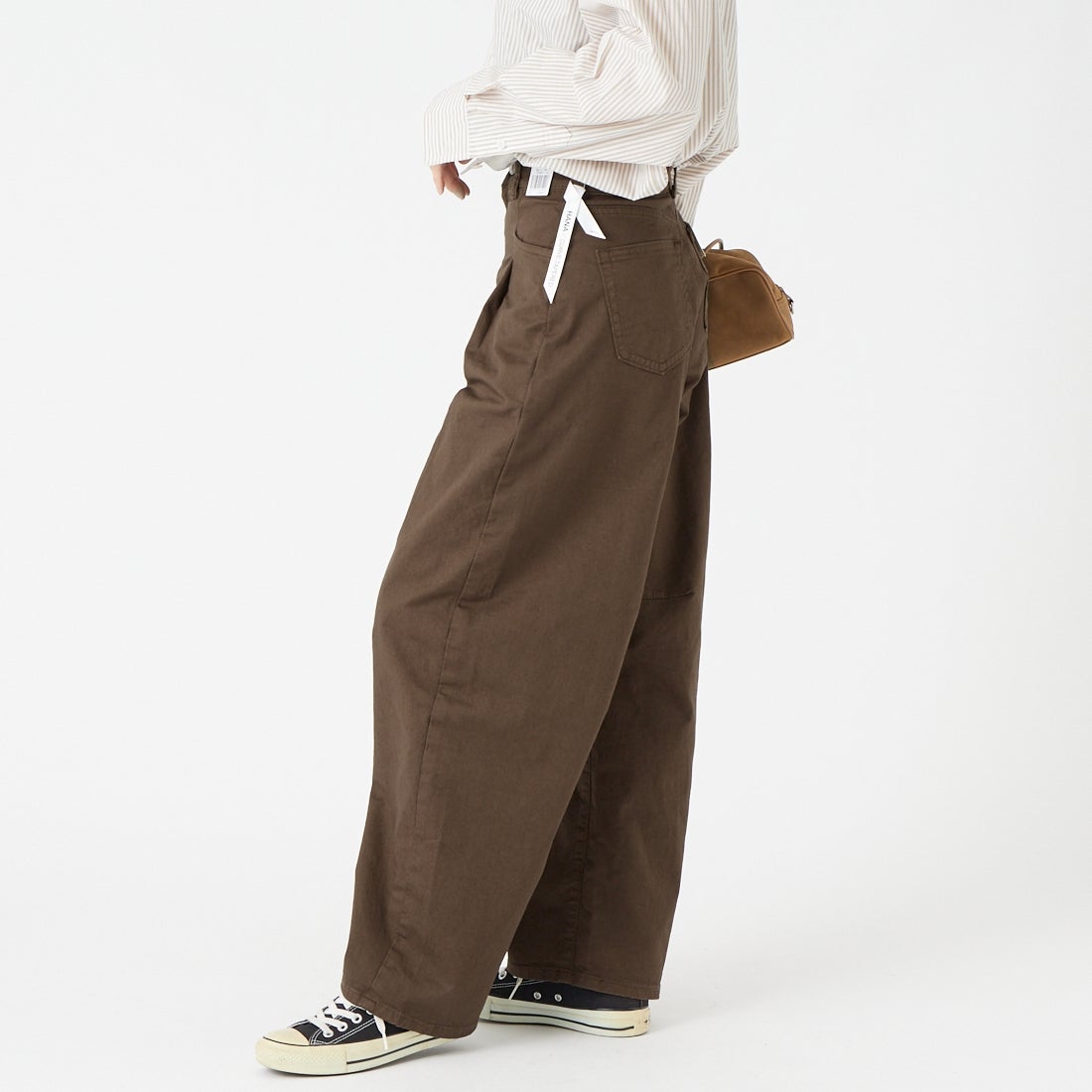 SOMETHING [サムシング] HANAタックカーブデニムパンツ [SEA880] 12 BROWN &&モデル身長：162cm 着用サイズ：XS&&
