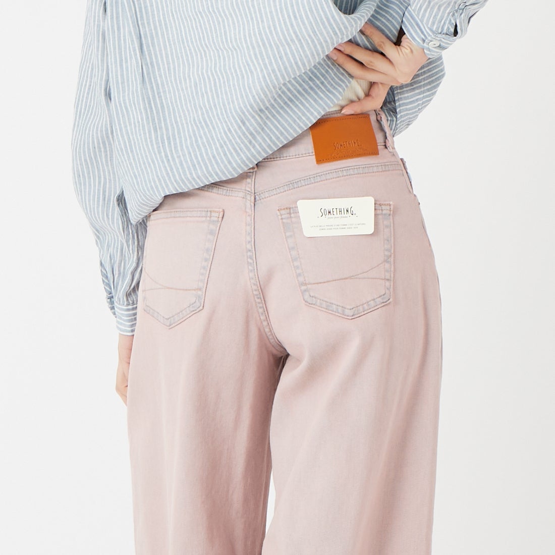 SOMETHING [サムシング] HANAタックカーブデニムパンツ [SEA880] 61 PINK &&モデル身長：162cm 着用サイズ：XS&&