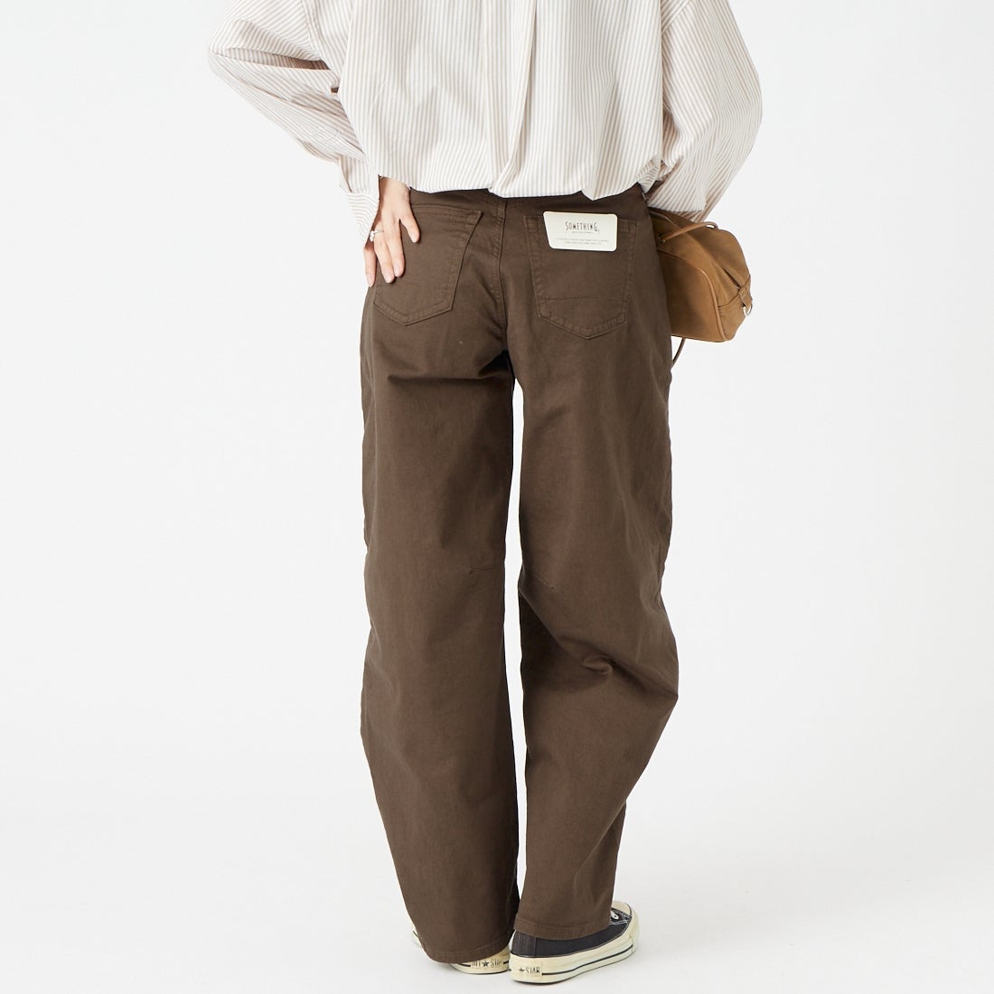 SOMETHING [サムシング] HANAタックカーブデニムパンツ [SEA880] 12 BROWN &&モデル身長：162cm 着用サイズ：XS&&