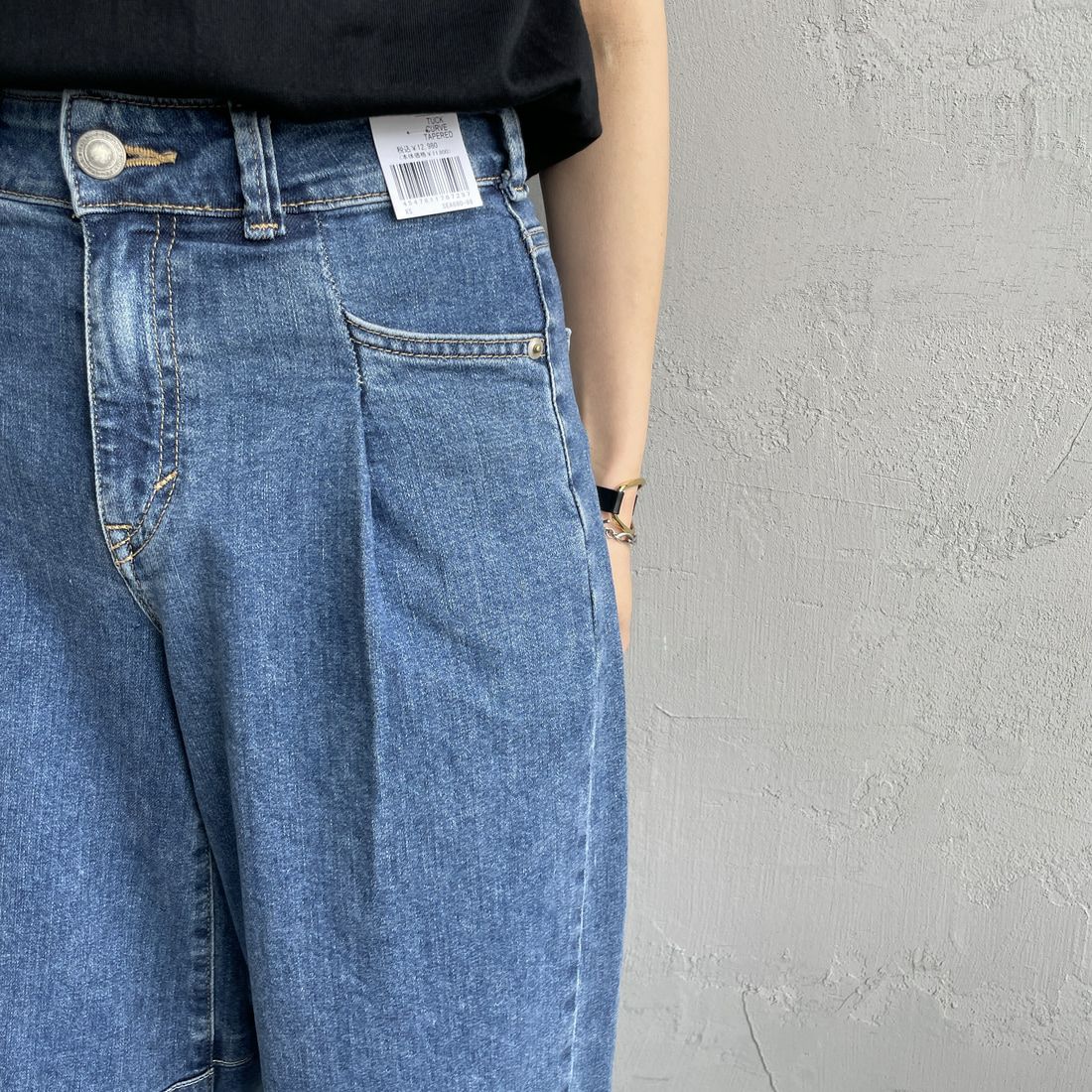 SOMETHING [サムシング] HANAタックカーブデニムパンツ [SEA880] 98 L.BLUE &&モデル身長：160cm 着用サイズ：XS&&