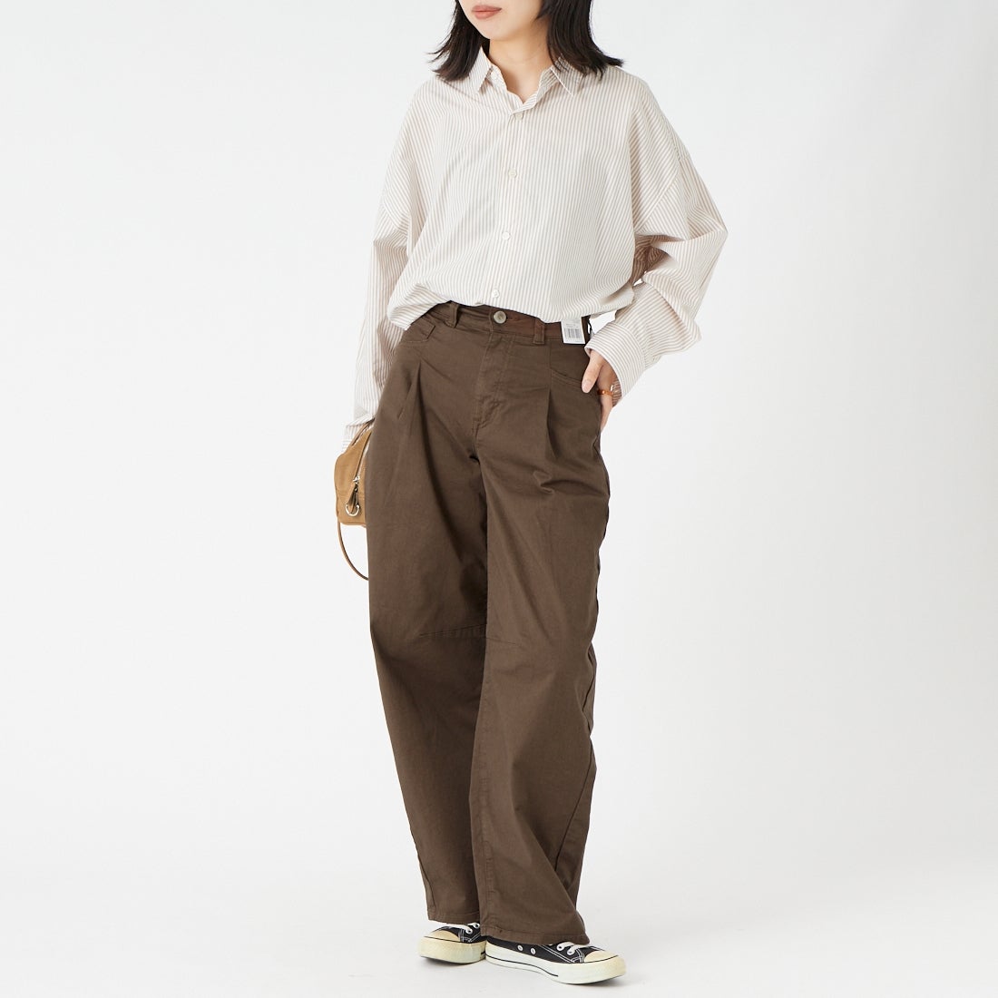 SOMETHING [サムシング] HANAタックカーブデニムパンツ [SEA880] 12 BROWN &&モデル身長：162cm 着用サイズ：XS&&