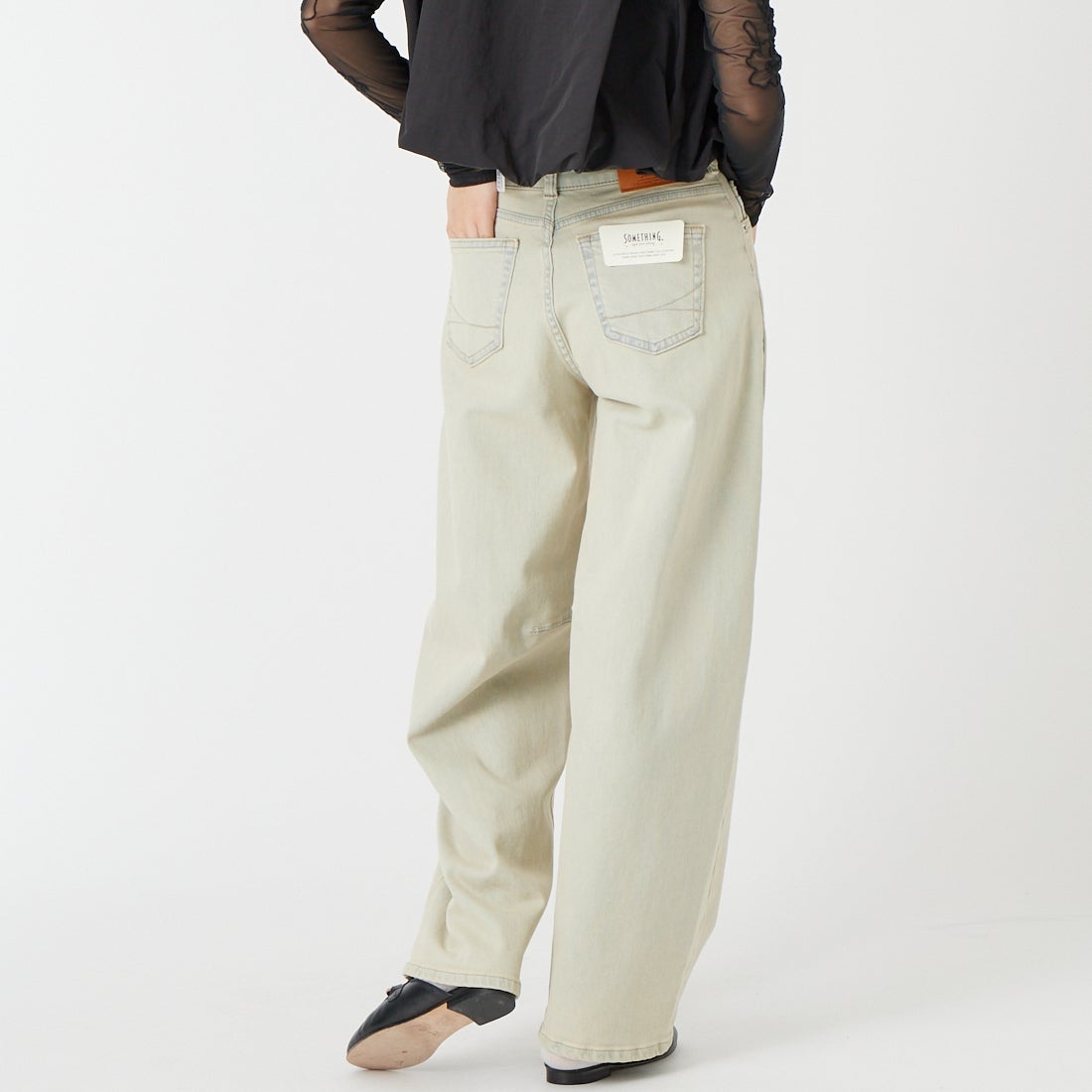 SOMETHING [サムシング] HANAタックカーブデニムパンツ [SEA880] 16 BEIGE &&モデル身長：162cm 着用サイズ：XS&&