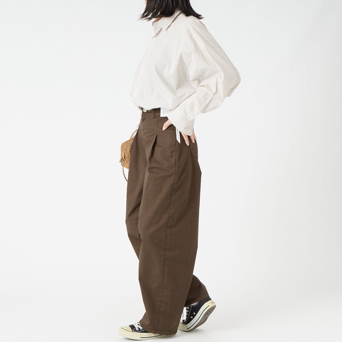 SOMETHING [サムシング] HANAタックカーブデニムパンツ [SEA880] 12 BROWN &&モデル身長：162cm 着用サイズ：XS&&