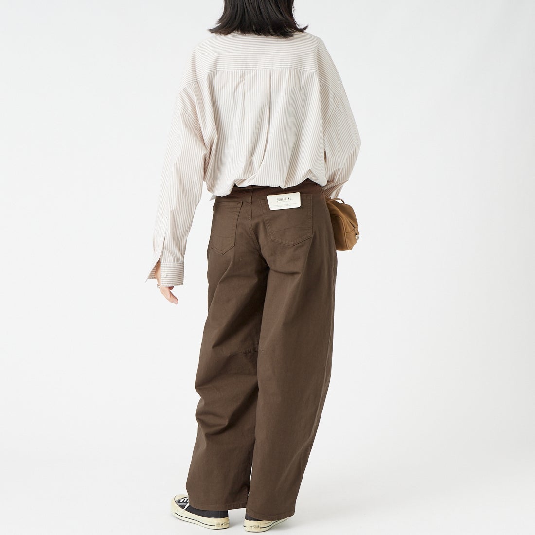 SOMETHING [サムシング] HANAタックカーブデニムパンツ [SEA880] 12 BROWN &&モデル身長：162cm 着用サイズ：XS&&