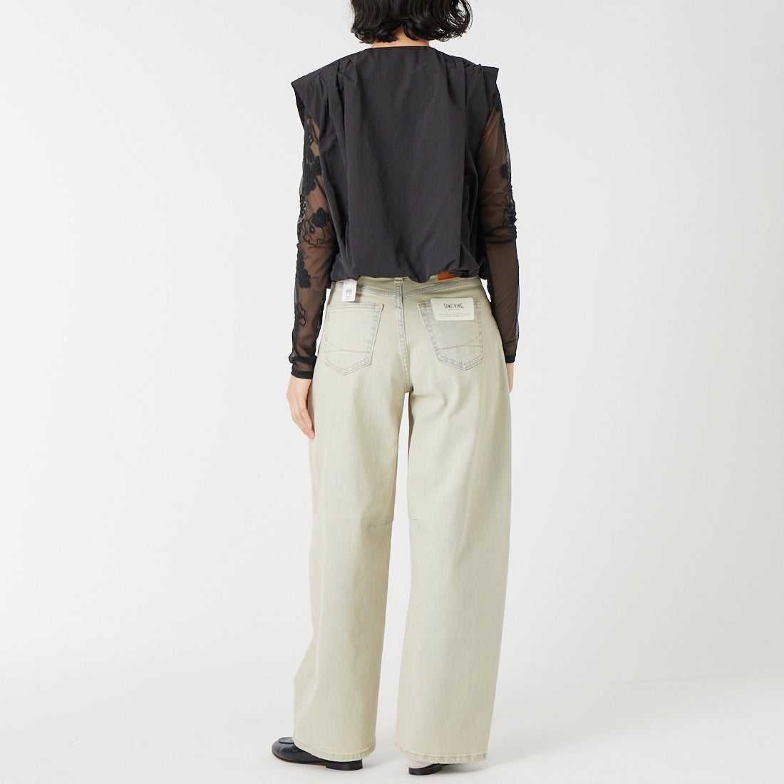 SOMETHING [サムシング] HANAタックカーブデニムパンツ [SEA880] 16 BEIGE &&モデル身長：162cm 着用サイズ：XS&&