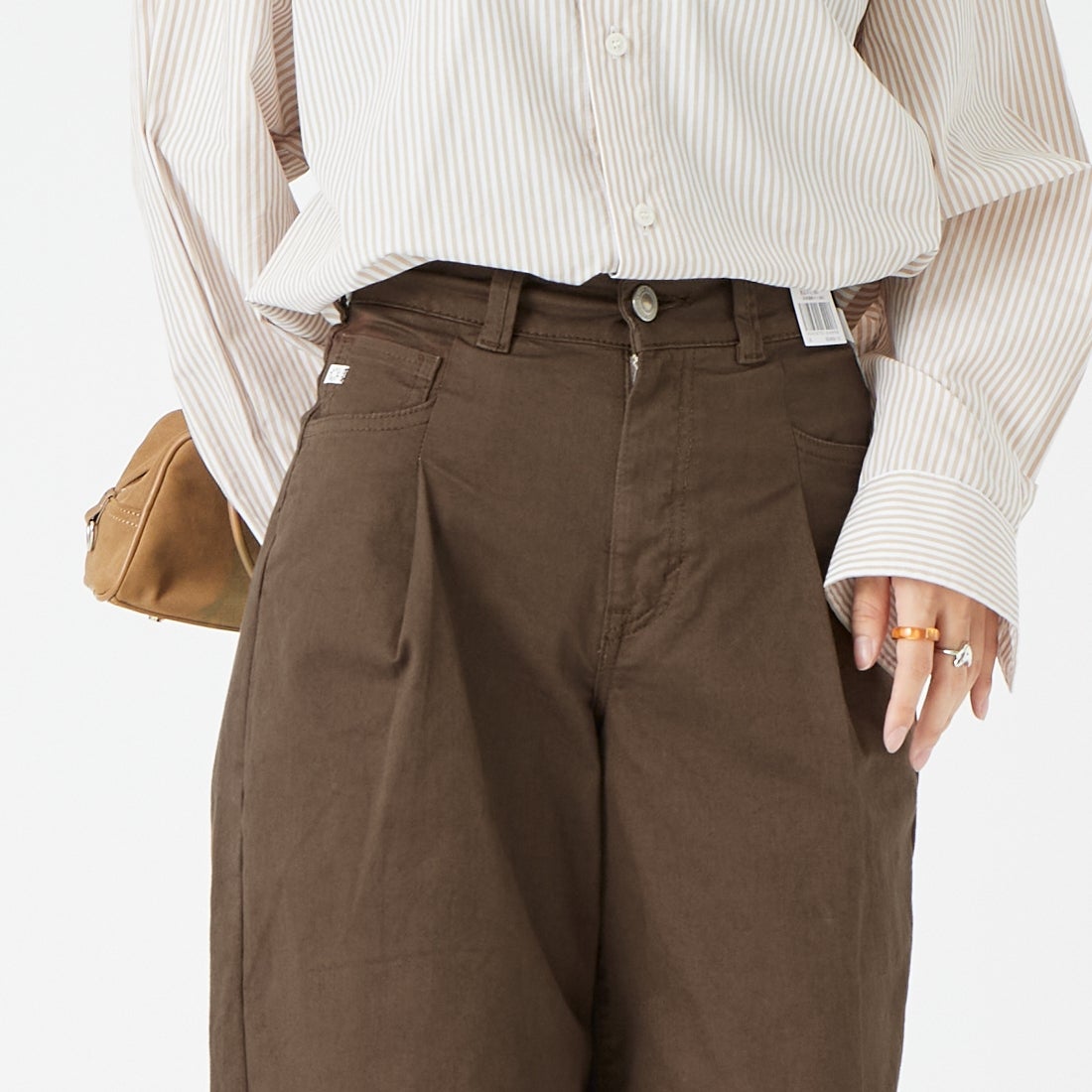 SOMETHING [サムシング] HANAタックカーブデニムパンツ [SEA880] 12 BROWN &&モデル身長：162cm 着用サイズ：XS&&