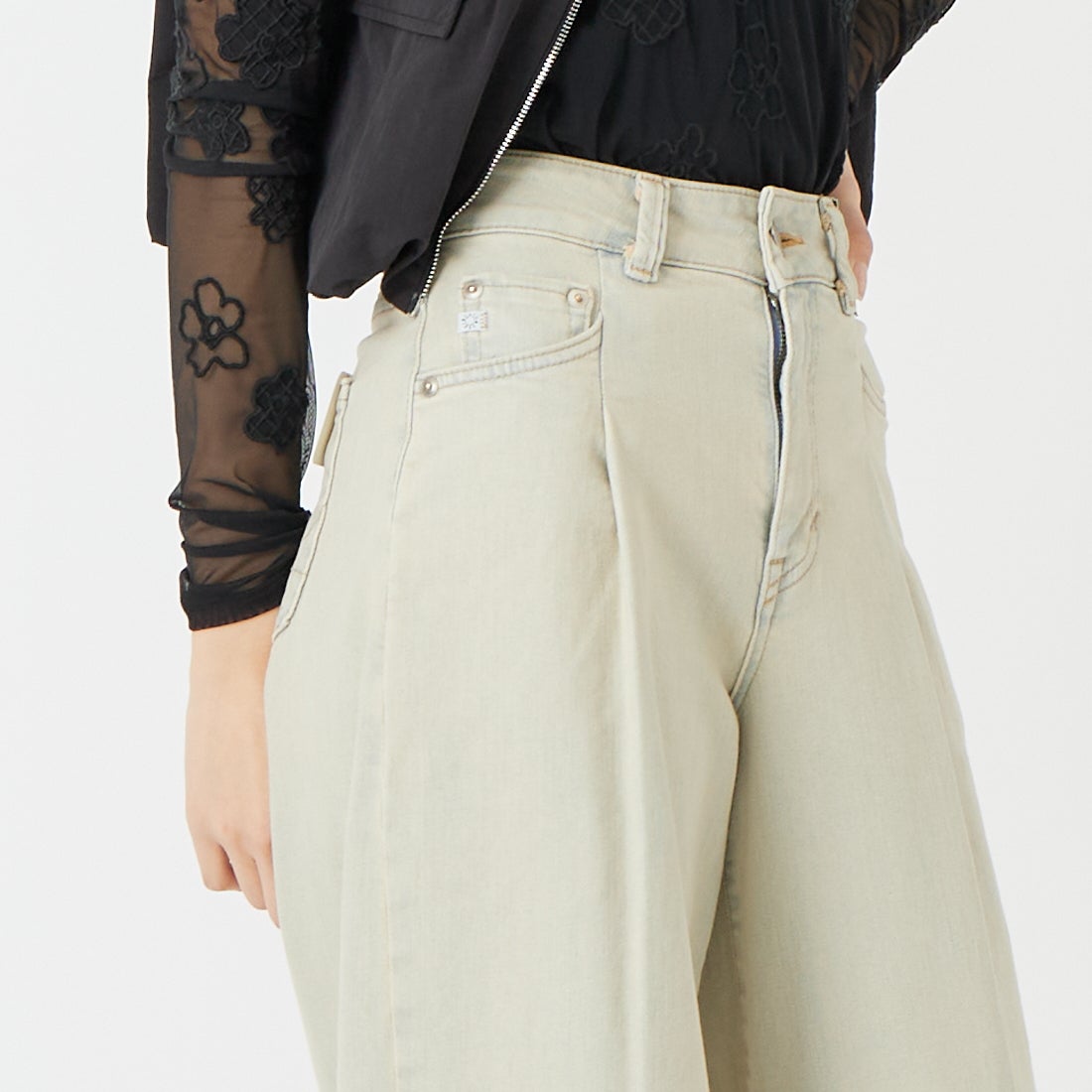 SOMETHING [サムシング] HANAタックカーブデニムパンツ [SEA880] 16 BEIGE &&モデル身長：162cm 着用サイズ：XS&&